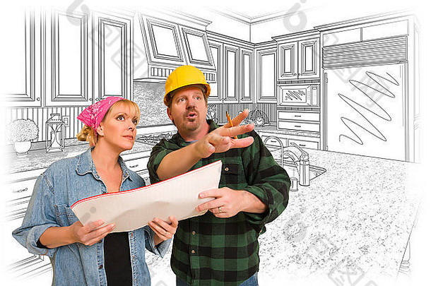 承包商与客户讨论定制厨房图纸。