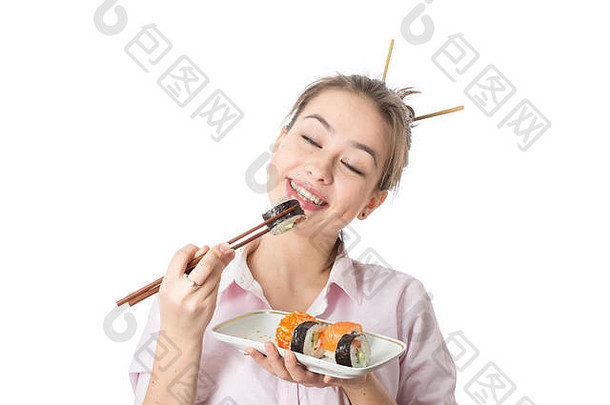 年轻的女人寿司白色背景