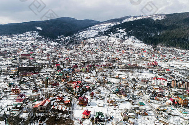 冬季喀尔巴阡山脉鸟瞰图，乌克兰亚雷姆什。