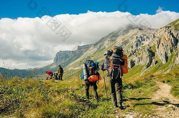 带着大背包在阿迪吉共和国的山区进行集体徒步旅行。俄罗斯联邦