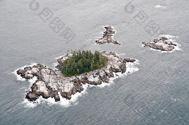 加拿大不列颠哥伦比亚省中央海岸大熊雨林北太平洋退潮时一个岩石小岛的鸟瞰图。