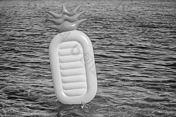 菠萝充气床垫海水背景夏天假期旅行海洋活动快乐海滩空气床垫马尔代夫