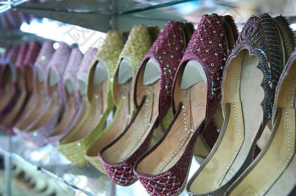 市场上的女鞋品种