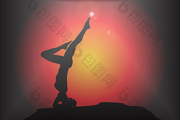 一个瑜伽女人的剪影在深色的背景上用强光做倒立姿势