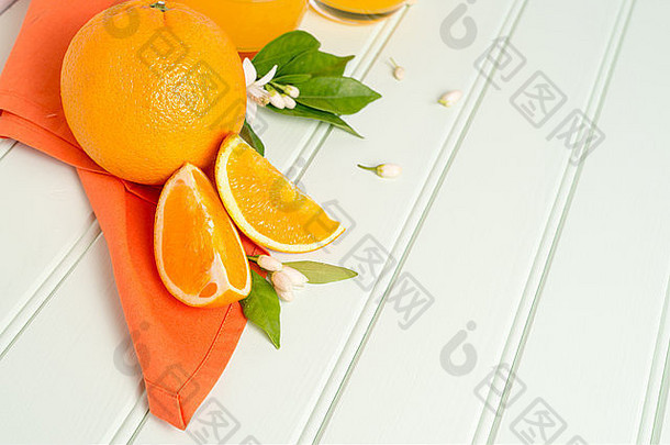 木质桌子背景上的柑橘类新鲜水果。