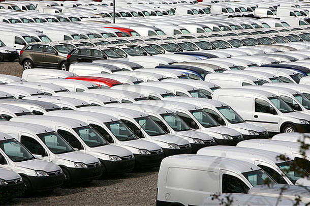 停车场里一排排新的白色货车