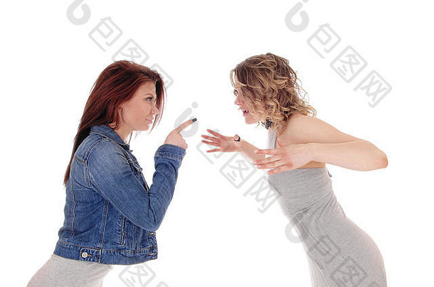 两名年轻女子站在对面，用言语和手指打架，因为白色背景而被隔离。