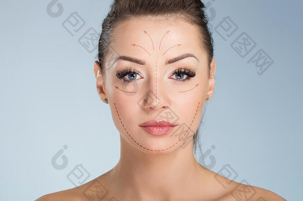 脸上有手术标记的年轻漂亮女人的正面肖像