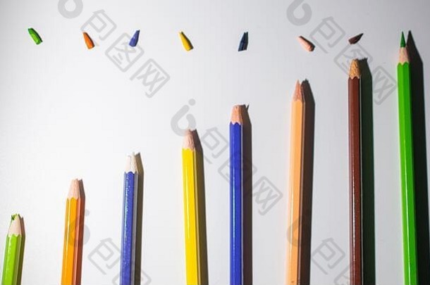 不同颜色的铅笔，在一个模式。以有意义的方式排列的彩色蜡笔。<strong>始终</strong>保持敏锐，保持在上方。