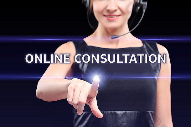 技术、互联网和网络概念-女商人在虚拟屏幕上按下在线咨询按钮