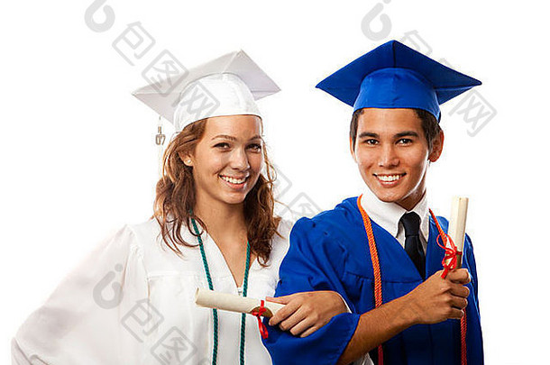 男女大学毕业生，戴着帽子，穿着长袍，有文凭