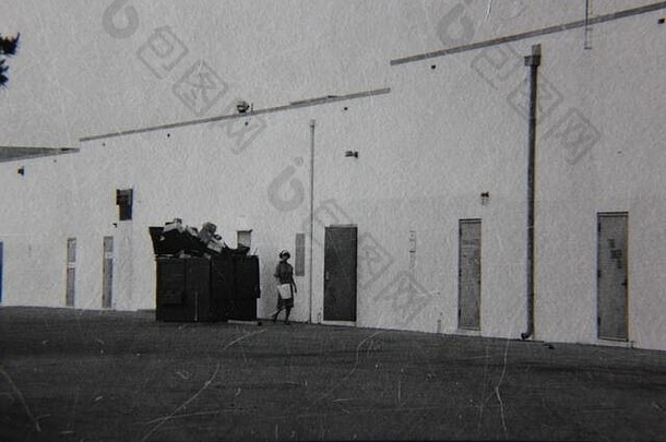 精美的<strong>70</strong>年代复古黑白生活方式照片，拍摄的是装<strong>载</strong>区一条不起眼的后巷。