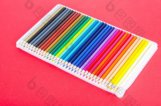 用色彩鲜艳的铅笔包装以便绘图。摄影棚照片