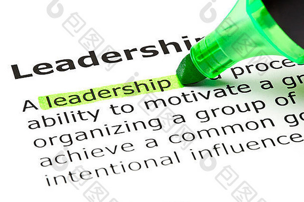 “领导力”一词用毛毡笔以绿色突出显示