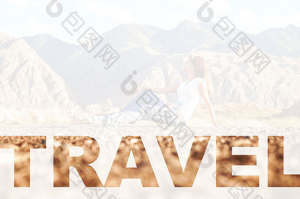 背景：一个女孩坐在城市的柏油路上，在群山之间题词“旅行”