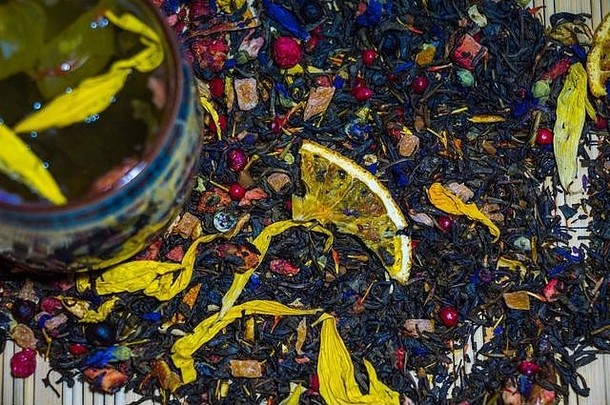 香绿色茶黄色的花花瓣酿造杯中国人文化饰品杯站分散干茶