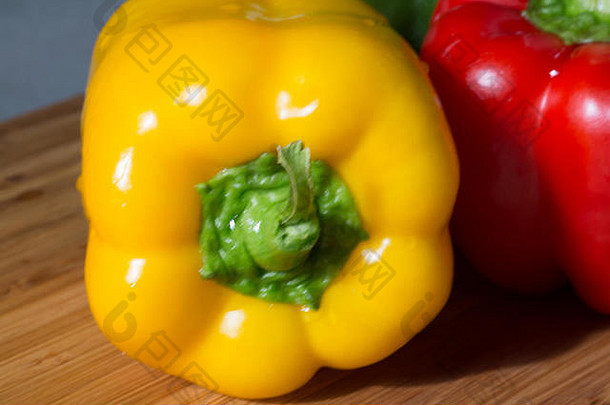 绿色、黄色和红色的甜椒背景