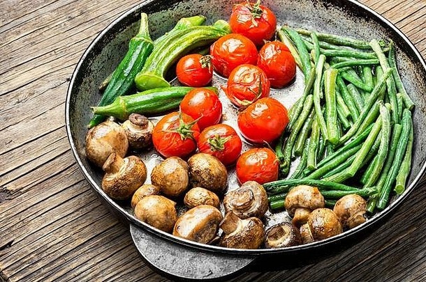 烤蔬菜什锦。蘑菇、西红柿、豆类和蚕豆在烤架上烤熟。