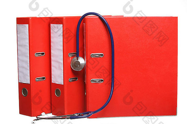 白色背景上带有蓝色听诊器的红色文件夹