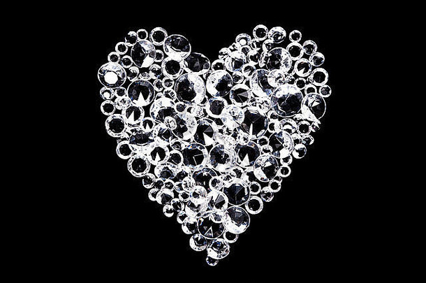 模仿钻石形成心形状孤立的黑色的背景