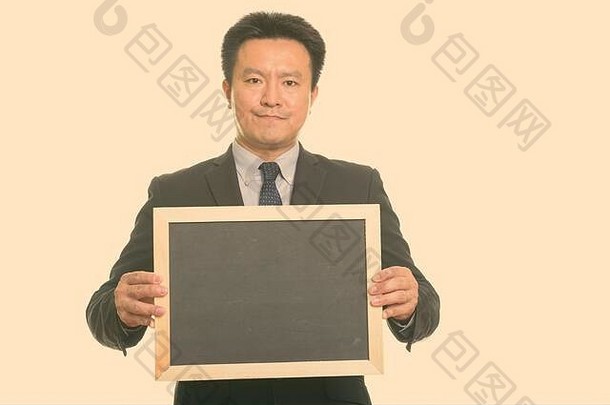 日本商人手持空白黑板的摄影棚照片