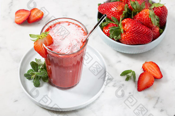 甜蜜的新鲜的草莓汁大理石表格健康的食物