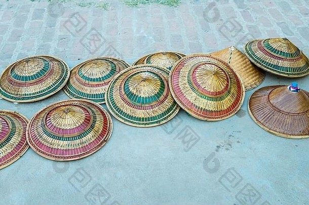 典型的稻草帽子出售伊洛瓦底江河缅甸亚洲