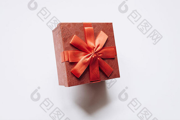 红色盒子，带蝴蝶结，白色背景上有礼物。