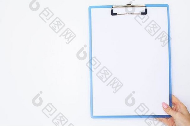 空白文件夹和白纸。将文件夹和手柄放在白色背景上。空间。放置文本