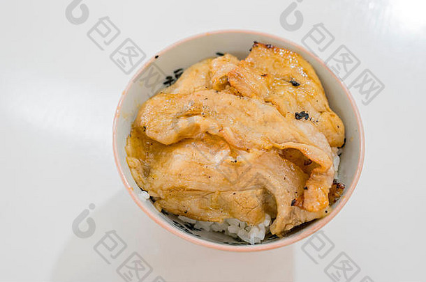 传统日式早餐（炸猪肉饭）的特写镜头，在日本北海道吃