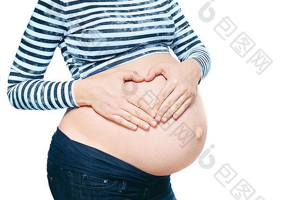 怀孕了女人持有手心形状婴儿撞孤立的白色背景怀孕了肚子心象征孕妇概念