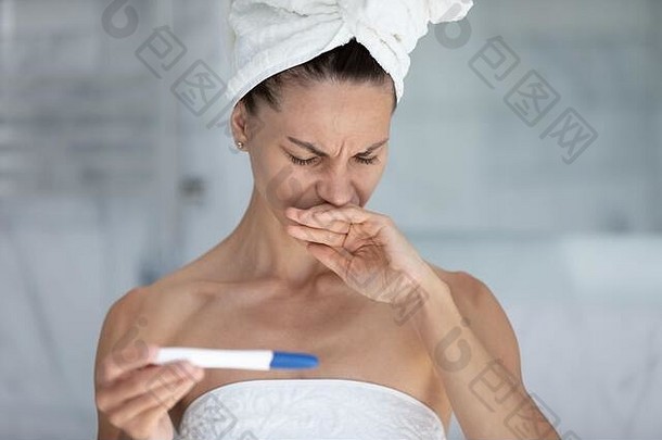 头拍摄不开心女人不满意怀孕测试结果