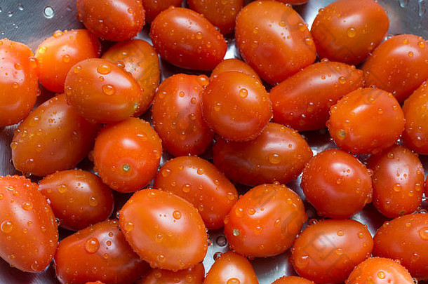 在<strong>不锈钢</strong>滤器中冲洗成熟的葡萄西<strong>红</strong>柿。