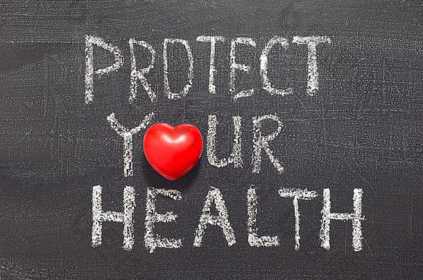 手写在黑板上的“保护你的健康”概念短语