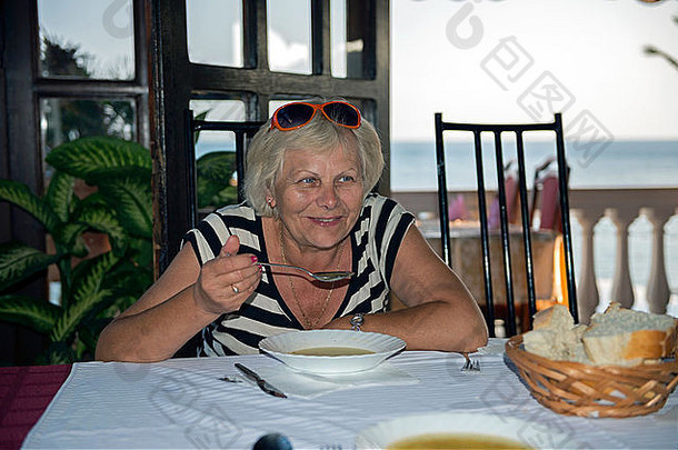 女人吃汤度假胜地咖啡馆