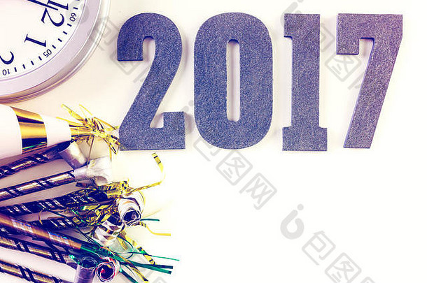 新年前夜派对装饰，白色背景上有新年图案。