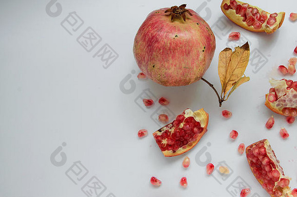 水果背景生石榴白色背景空间文本健康的季节食物化妆品概念