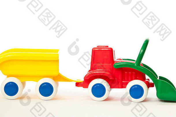 红色的拖拉机玩具被隔离在白色的地板上