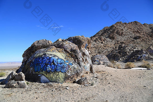 在莫哈韦沙漠的蓝天下，岩石喷绘而成。