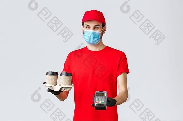 2019冠状病毒疾病，食品和食品的交付，COVID-19非接触式订单的概念。穿着红色制服，戴着手套和口罩，拿着咖啡的令人愉快的信使