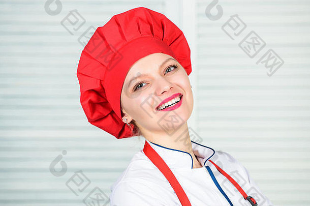餐厅员工<strong>招聘</strong>。漂亮的女<strong>厨师</strong>戴着帽子和围裙。欢迎来到我的烹饪秀。专业<strong>厨师</strong>制服。最好的烹饪食谱。女士微笑可爱的<strong>厨师</strong>教烹饪。