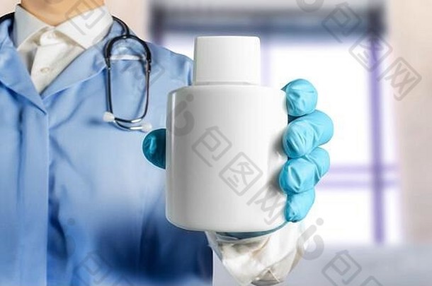一个穿着制服的<strong>医生</strong>用听诊器拿着一个洗液瓶的照片。