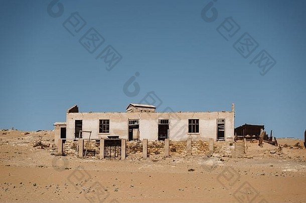 非洲沙漠中的家园废墟被沙子淹没