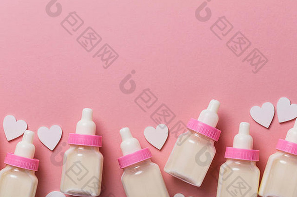 婴儿瓶柔和的粉红色的背景婴儿到来