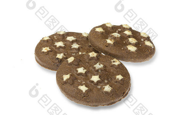 三块巧克力饼干在白色背景上分开