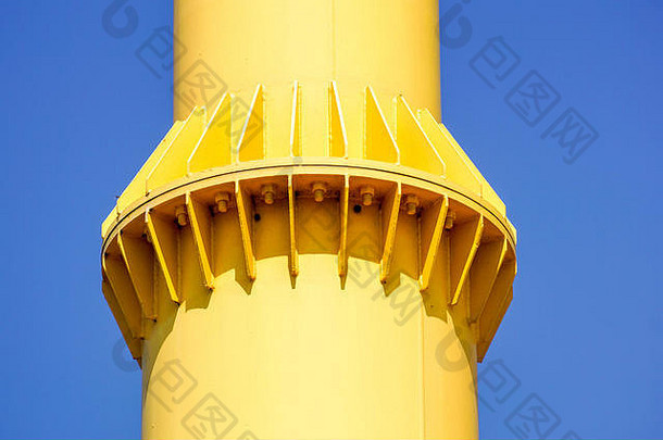 螺母和螺栓是混凝土和高塔杆之间的紧固件。