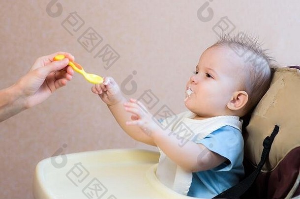 <strong>婴儿</strong>用勺子吃牛奶粥