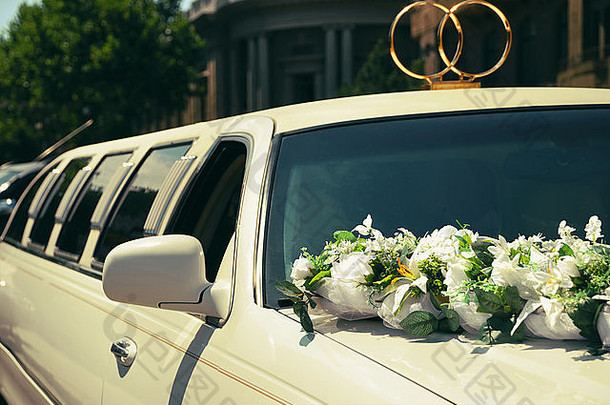 装饰有鲜花的白色婚礼轿车