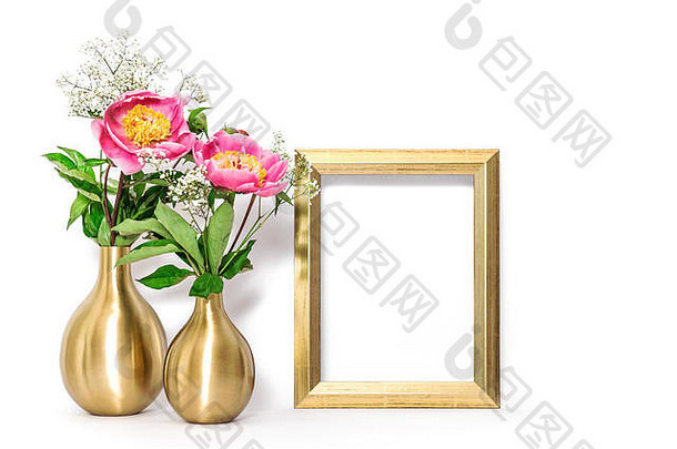 金色的画框和粉红色的花。最小样式装饰，为您的图像文字作品留出空间