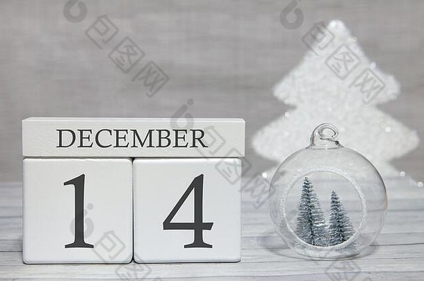 立方体用文字从数字和月份、12月14日到年底进行总结。